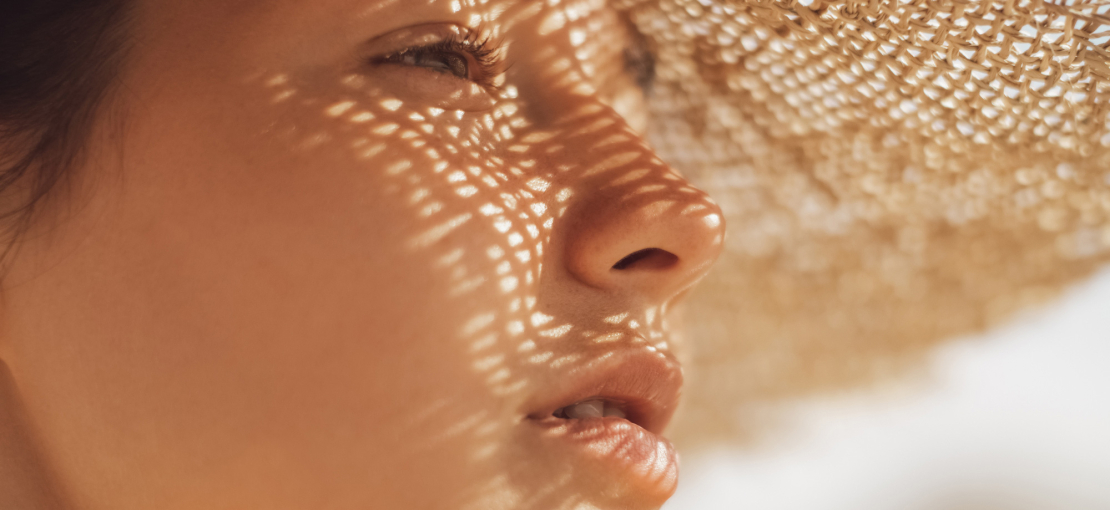 Как ухаживать за чувствительной кожей лица летом: 4 важных правила от косметолога